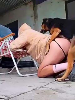 Homem é fodido por cão