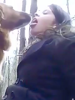 Perro come coño