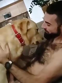 Perro cojiendo a hombre