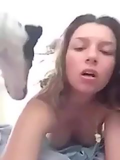 El perro come coño